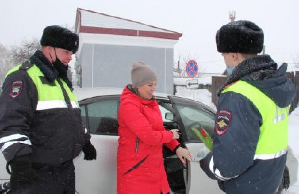 Цветы всем автоледи дарили полицейские