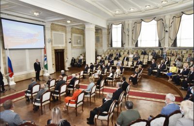 Губернатор вручил заслуженную награду Вере Роор, председателю Совета Венгеровского производственно-торгового потребительского общества