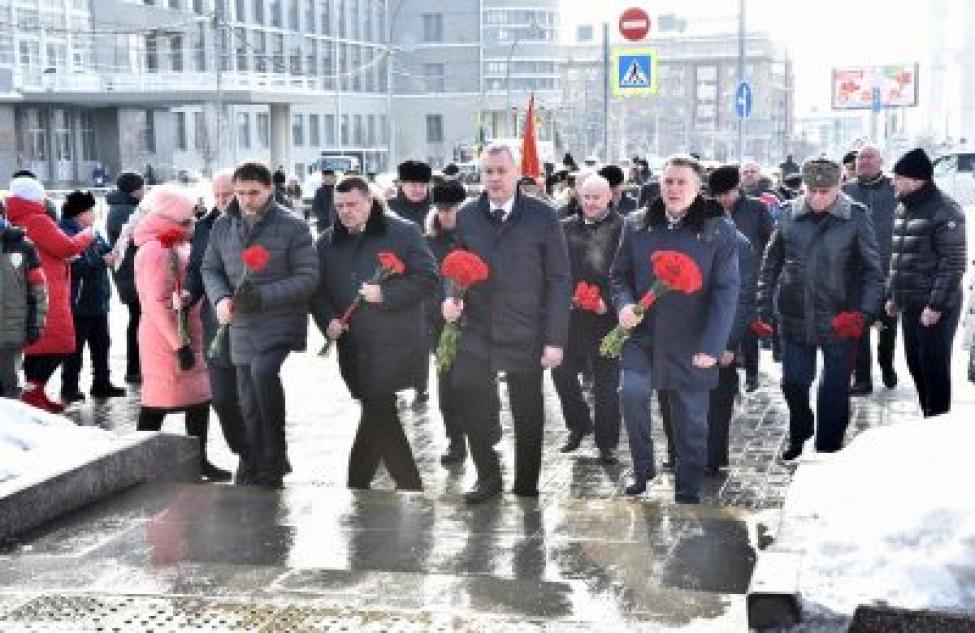 Андрей Травников возложил цветы к бюсту трижды Героя Советского Союза Александра Покрышкина в честь юбилея лётчика-аса