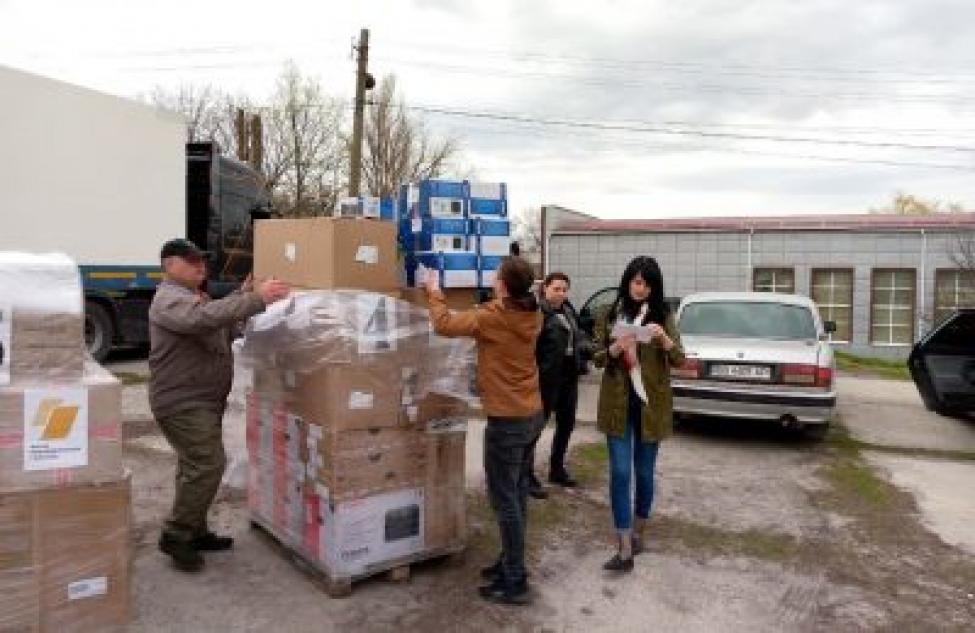 Беловодский район ЛНР получил от Новосибирской области сценическое и компьютерное оборудование