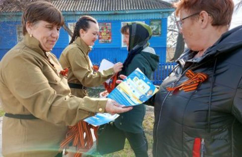 Георгиевские ленточки украсили наряды жителей района