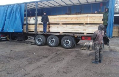 Гуманитарный груз и более 2,5 тысяч кубометров лесоматериала переданы от Новосибирской области на передовую