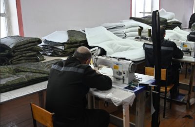 3000 маскировочных халатов и почти 5000 спальных мешков изготовили для нужд СВО в новосибирском учреждении ГУФСИН