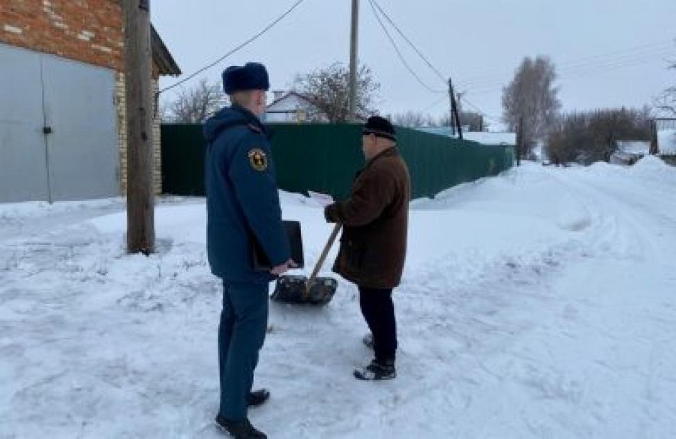 Более 400 жителей района получили памятки по пожарной безопасности