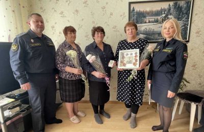Судебные приставы Новосибирска передали дочерям ветерана Великой Отечественной войны утерянную им медаль