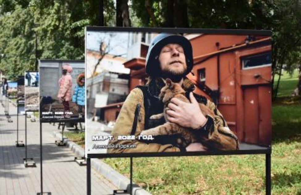 В Новосибирске открылась выставка работ молодых фотографов и художников из ДНР