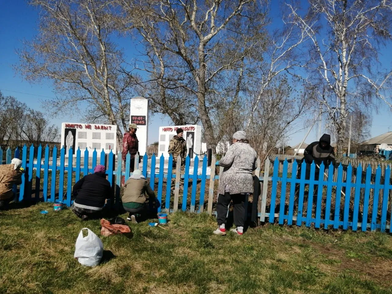 В Новых Куликах жители навели порядок на памятнике воинам