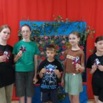 Брошив цветах российского флага создавали школьники