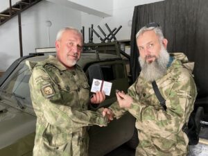 Сергей Шилов передал на СВО микроавтобус и внедорожник
