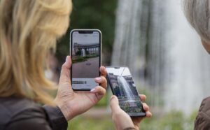 Как защитить смартфон от жары и воды летом