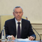 Губернатор Андрей Травников призвал государственных и муниципальных служащих перечислить часть заработка на нужды СВО