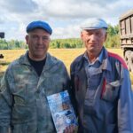 Один из Лучших водителей Венгеровского района отметил юбилей, его наградили прямо в поле