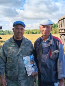 Один из Лучших водителей Венгеровского района отметил юбилей, его наградили прямо в поле