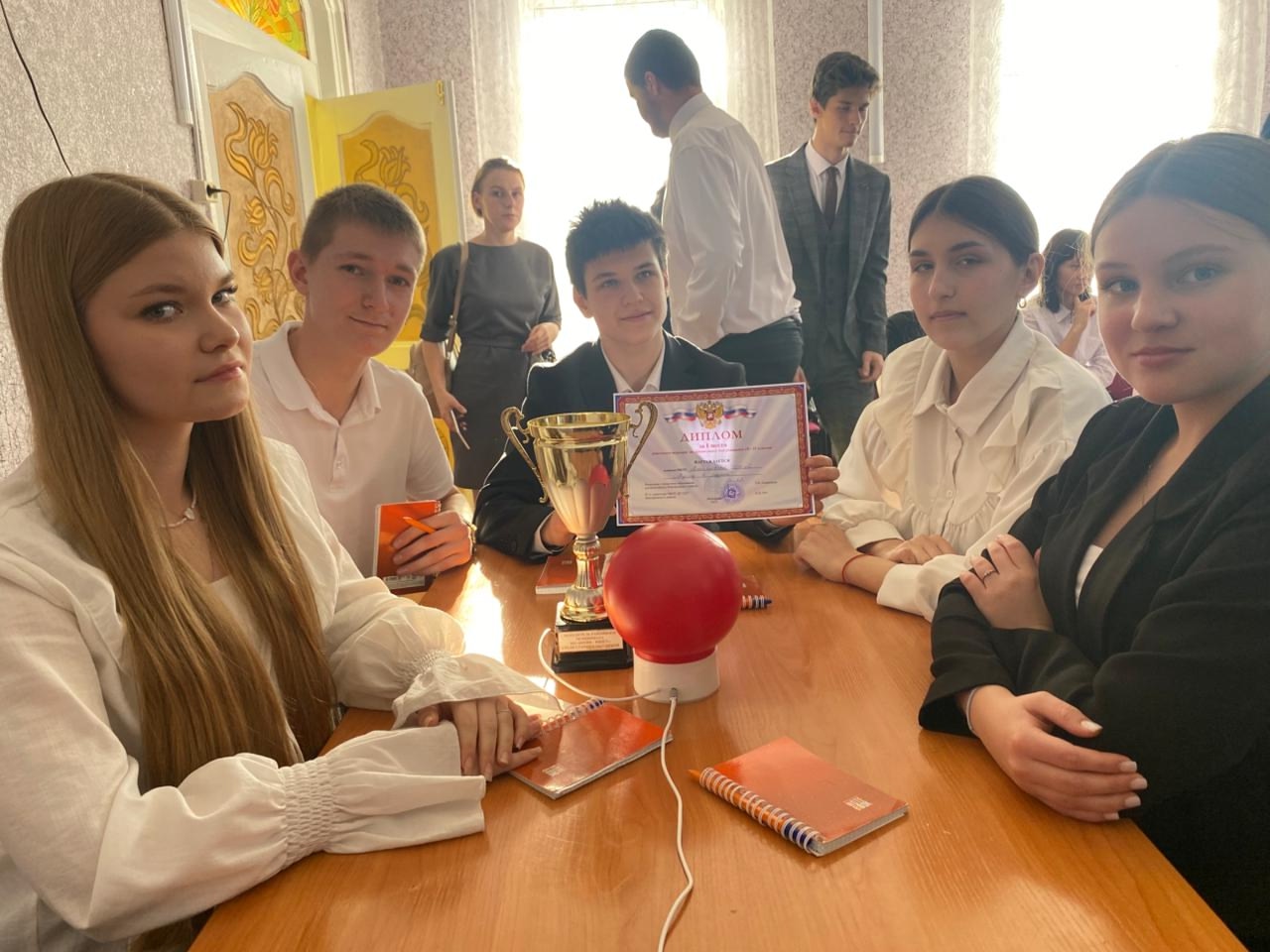 Интеллектуальная битва за переходящий кубок победителя брейн-ринга среди команд старшей лиги прошла в Доме детского творчества