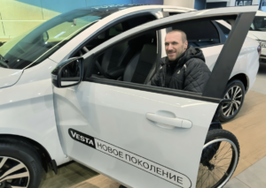 Отделение СФР по Новосибирской области выдало 16 новых автомобилей жителям региона, пострадавшим на производстве