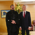 Андрей Травников и Стивен Сигал провели рабочую встречу