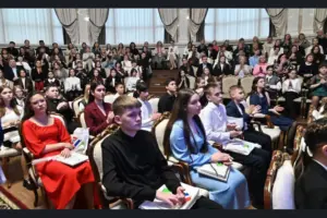 Две талантливые девушки из Венгерово стали губернаторскими стипендиатами