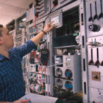 Производитель промышленных систем электропитания ускорил производство почти в 2 раза