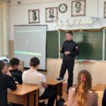 Курсант Омской академии МВД России пришел в родную школу