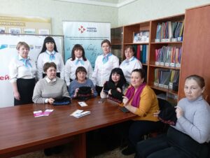 Венгеровские мастерицы связали для бойцов тёплые шапки с сибирским характером