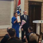 Андрей Травников поздравил учителя истории из 2-Сибирцевской средней школы Светлану Лукьянову