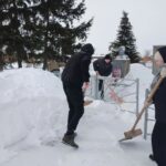 В Венгеровском районе школьники очищают памятники от снега