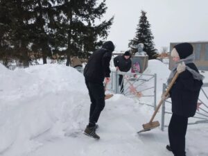 В Венгеровском районе школьники очищают памятники от снега