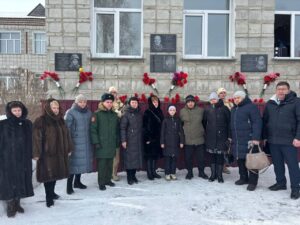 Память выпускника-участника СВО увековечили в школе Новосибирской области