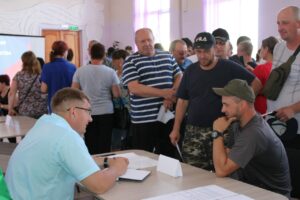 Кинолог, учитель, водитель животновод: более 40 вакансий предлагают предприятия округа венгеровцам