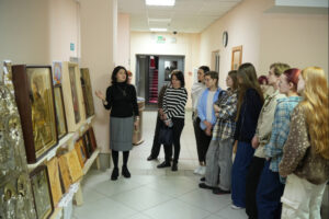 Новосибирские мастера реставрируют поврежденные иконы из ЛНР