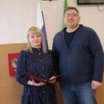 В Венгерово вручили сертификат на жилье сироте