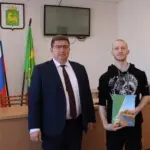 Глава Венгеровского округа вручил сертификат на жильё