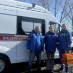 По колено в ледяной воде пришлось бригаде скорой из Карасука спасать кардиопациентку