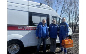 По колено в ледяной воде пришлось бригаде скорой из Карасука спасать кардиопациентку