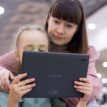 Как мошенники втираются в доверие к детям, рассказал эксперт