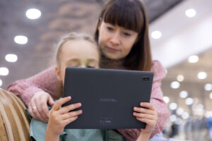 Как мошенники втираются в доверие к детям, рассказал эксперт