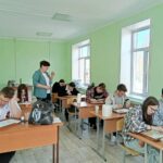 Венгеровские студенты вносят свой вклад в посевную кампанию