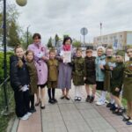 Венгеровские Орлята поздравляли с праздником прохожих
