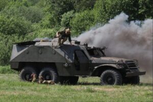 Выставка трофейной техники из зоны СВО состоялась на фестивале «Сибирский огонь» под Новосибирском