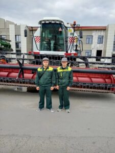 Венгеровские студенты управляли трактором на агрофоруме в Чулыме