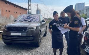 Элитный автомобиль арестовали приставы у жительницы Новосибирска