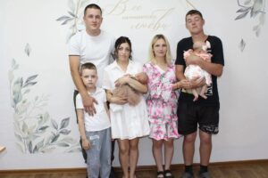 Двух новорожденных пригласили в администрацию Венгеровского округа