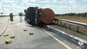 Автоцистерна с нефтью перевернулась на трассе в Новосибирской области