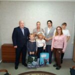 Подарки новосибирским первоклассникам вручили сотрудники суда