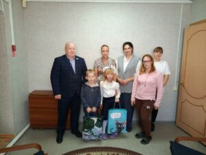 Подарки новосибирским первоклассникам вручили сотрудники суда