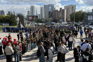 Сотни новосибирцев почтили память жертв террористического акта в Беслане