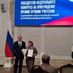 Губернатор Новосибирской области Андрей Травников вручил премию учителю из Венгерово